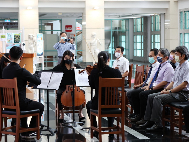 「道進乎技-人文藝術學院師生聯展」在音樂系學生的弦樂四重奏中揭開序幕。