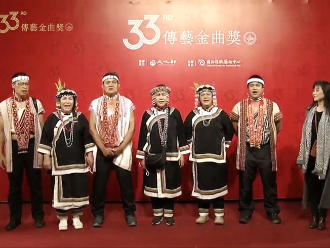 第33屆傳藝金曲獎典禮布農族人現場演唱布農族歌曲。（照片由曾老師提供)