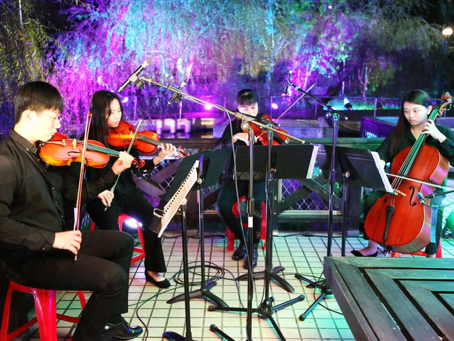 感恩音樂晚會由音樂學系師生帶來柔和優美的弦樂四重奏。