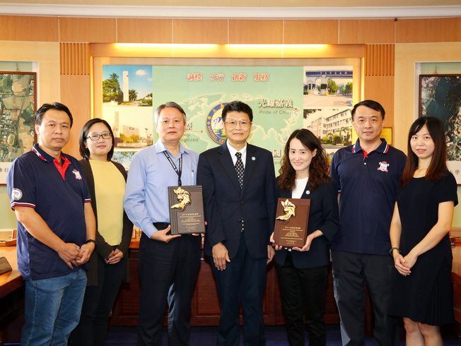 A group photo of NCYU President Han Chien Lin (in the middle) and the faculty members of “Plant Compound Extraction Technology Team,” which won the National Innovation Award for two years in a row