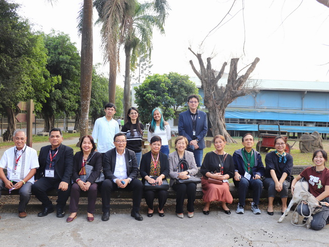菲律賓大學系統師長至嘉大動物試驗場參觀與嘉大動科系學生合影。（照片由國際處提供)