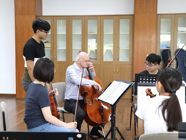 德國大提琴教授Ulf Tischbirek指導音樂夏令營學生