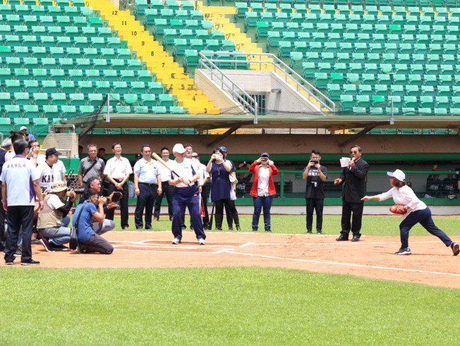 Chiayi Mayor Huang Ming-Hui attended as the first-pitch thrower, NCYU President Chyung Ay as the hitter, Chukyo University Prof. Taki Tsuyoshi as the catcher, and NCYU National Alumni Association Honorary President Chai Wu-Zhang as the umpire-in-chief.