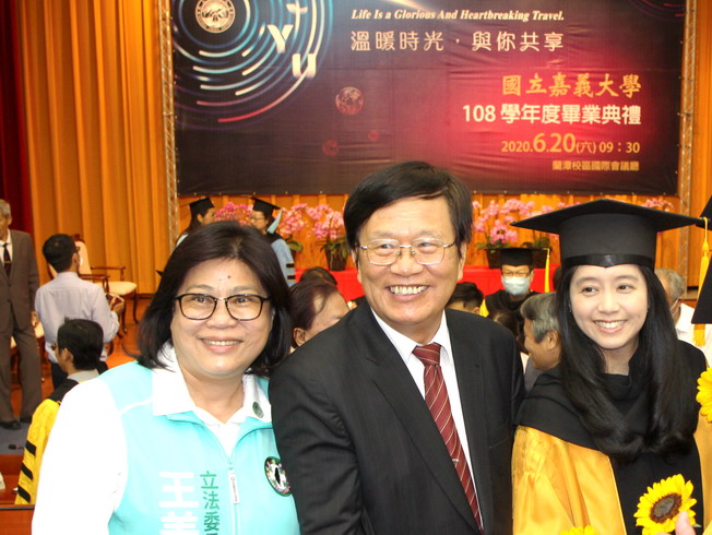 A group photo of Chiayi City Legislator Wang Mei-Hui (left), NCYU Former President Chiou Yi-Yuan (middle), and the recent graduate Dr. Chen Yi-Chen (right).