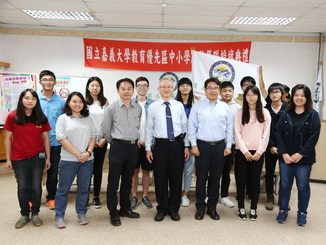 A group photo of NCYU President Chyung Ay (middle), Dean of Student Affairs Huang Tsai-Wei (third from left), Zhang Kun-Cheng, head of the Division of Extracurricular Activity (third from right), and the students who received the flags.