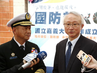 總統府戰略顧問蒲澤春上將(左)與嘉大艾群校長(右)於典禮結束後接受記者採訪。