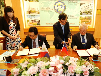 NCYU President Chyung Ay (second from right) signed an MOU with Angelito Tan Banayo, Chair of MECO in Taiwan (second from left).