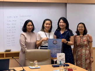 A group photo of NCYU Prof. Juei-Hsin Wang (second from right) and teachers and students of Kasetsart University Laboratory School, Thailand.