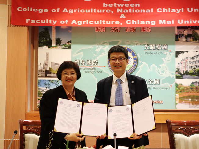 清邁大學農學院院長Dr. Nuttha Potapohn(左)與嘉大農學院林翰謙院長(右) 簽署MOU