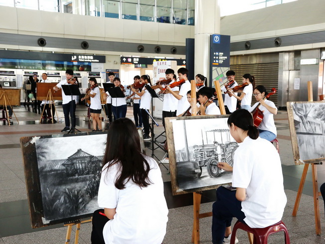 嘉大蘭潭提琴社20位同學陸續加入快閃活動演出