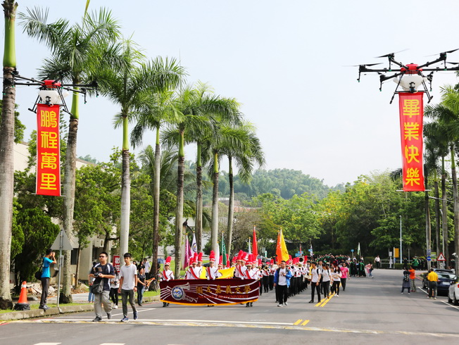 At the NCYU graduation ceremony, the drones carried banners to wish “All the success and bright future” and “Happy commencement” to all the graduates.