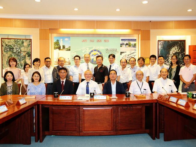 NCYU President Chyung Ay (middle in the front row) and supervisors had a group photo with COA Chairperson Chen Chi-Chung (third from left in the front row) and experts and scholars at home and abroad.