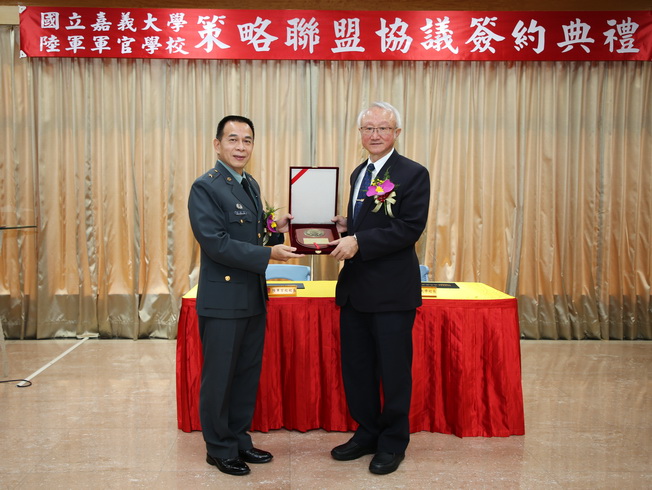 NCYU President Chyung Ay (right) and Major General Chen Chan-Yih, Superintendent of ROCMA, exchanged souvenirs from both schools.