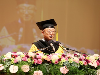 NCYU President Chyung Ay expressed his blessings to all graduates and urged them to dream bravely and pursue their life goals at the graduation ceremony. 