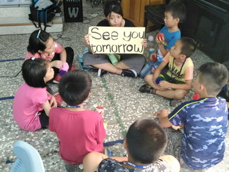 嘉大外語系學生教導大埔國小的學童英語對話