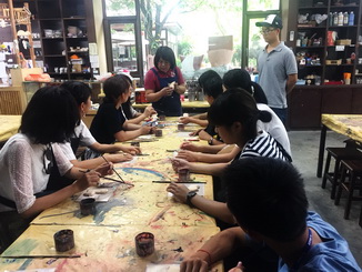 香川大學及上越教育大學師生體驗板陶窯彩繪課程