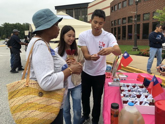  The NCYU Department of Foreign Languages students explained the fortune stick drawing activity to the residents of Maryland.