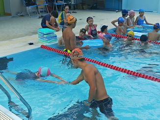 嘉義大學專業教練指導附小學童游泳課程