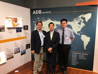 亞洲開發銀行行政主席Dr. In-Chang Song與嘉大朱副校長於ADB發展資料史室合影