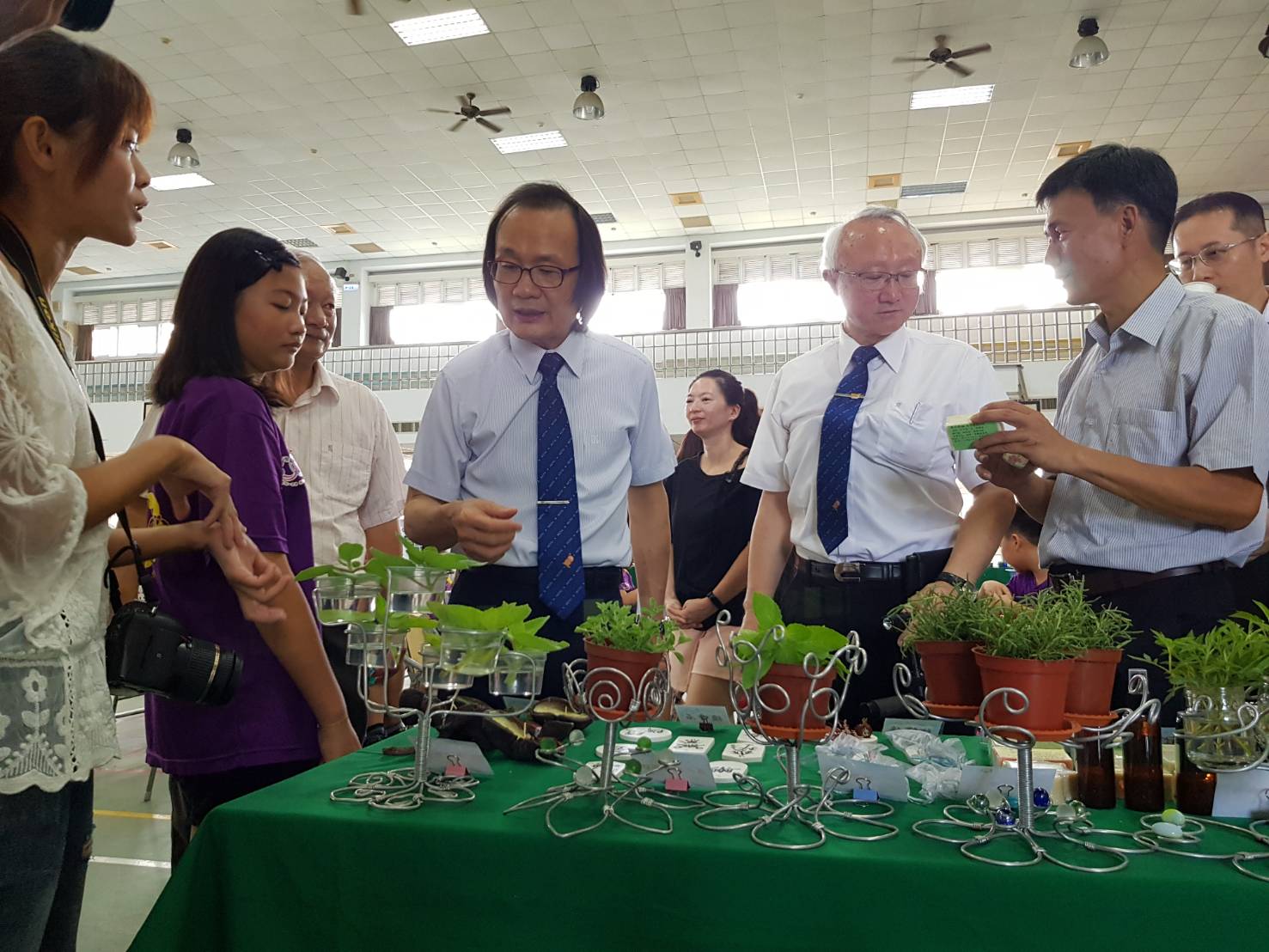  Teachers of Tung-Shih Elementary School explained on the herb planting and application results.
