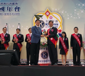 A glaze trophy was handed by Tuey-Chih Lee, Vice Chairman of the Agency of Science and Technology, Council of Agriculture.