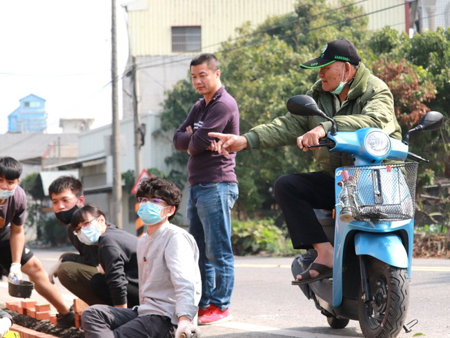 施作期間社區居民時常駐足與學生互動。（照片由主辦單位提供）