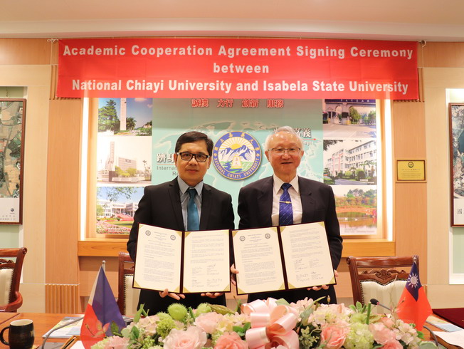 菲律賓伊莎貝拉州立大學校長(左)與嘉大艾群校長(右)簽署備忘錄及合作協議