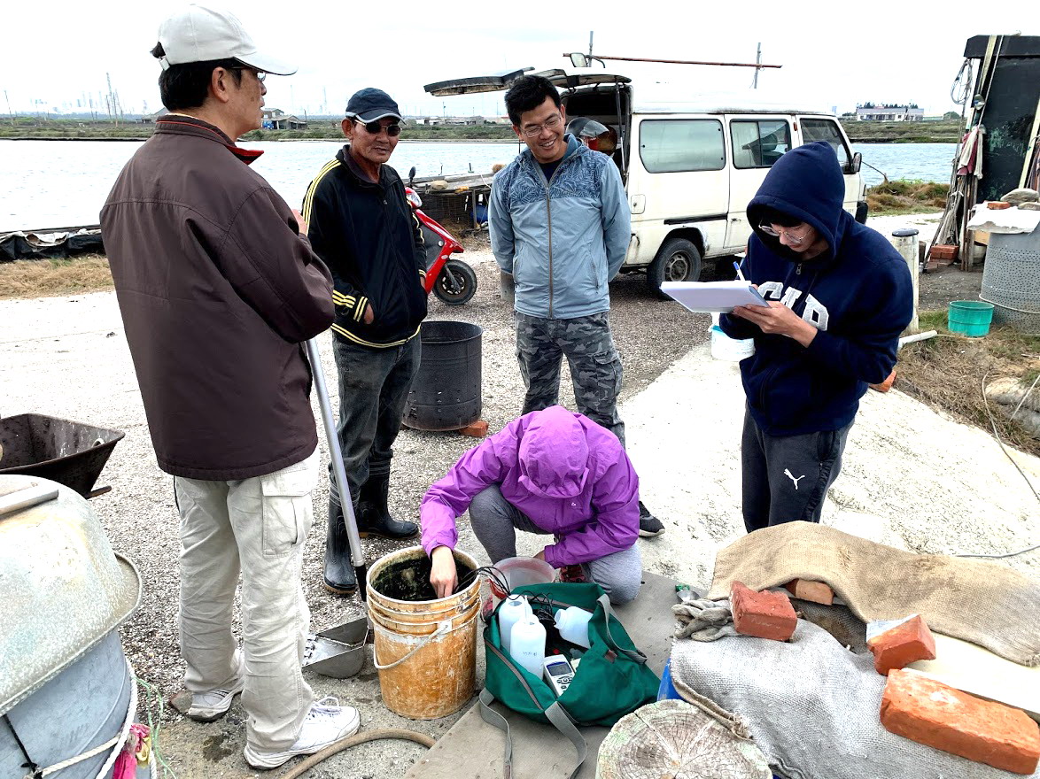  The teachers and students of the Department of Aquatic Biosciences assisted milkfish farmers in Yunlin to test water and subsoil quality. 