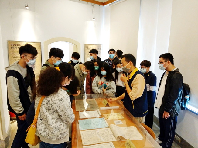 應用歷史學系學生赴台南氣象博物館，了解日治時期天氣紀錄和預報圖相關史料紀載。（照片由學系提供)