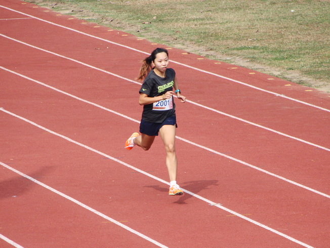 體育與健康休閒學系一年級鄔心語破女子甲組400公尺及800公尺大會紀錄。（照片由體育室提供）
