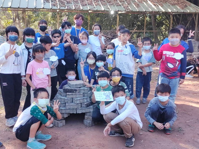 嘉大農藝志工與學童一起搭建落葉窯。(照片由侯主任提供)