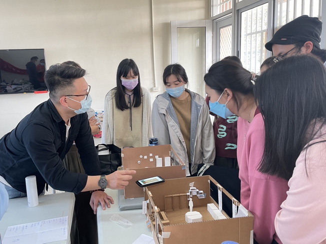 室內設計裝修有限公司柯彥宏老師（左1）與嘉大學生分享實際案例，給予建議，提供學生修正方案。（照片由景觀系提供)