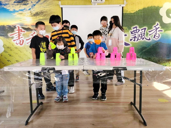 以疊杯分組競賽訓練學童手眼協調力。（照片由國樂社提供）