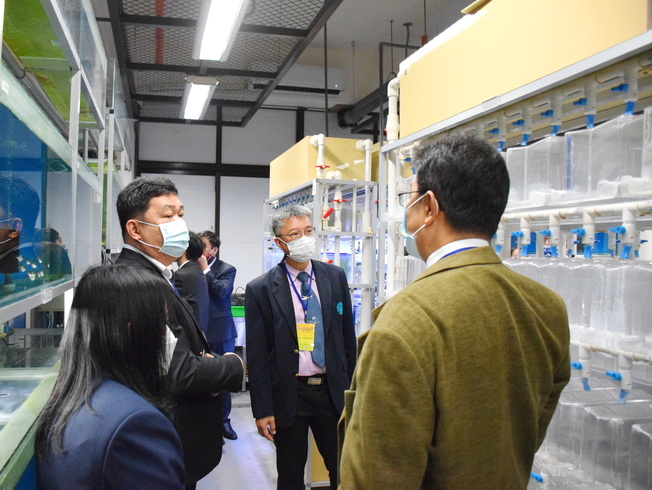 生命科學院賴弘智院長（右1）介紹水產養殖水質研究實驗室。 