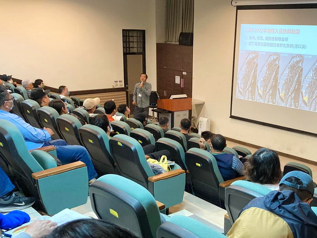 屏科大陳添喜教授講解臺灣目前綠鬣蜥分布現況與防治策略。（照片由主辦單位提供）