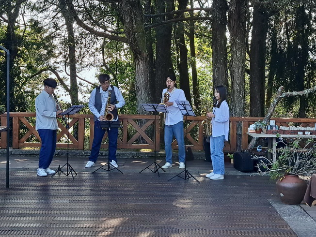 阿里山「植物園」有嘉大音樂學系學生薩克斯風四重奏演出。（照片由林瑞進老師提供）