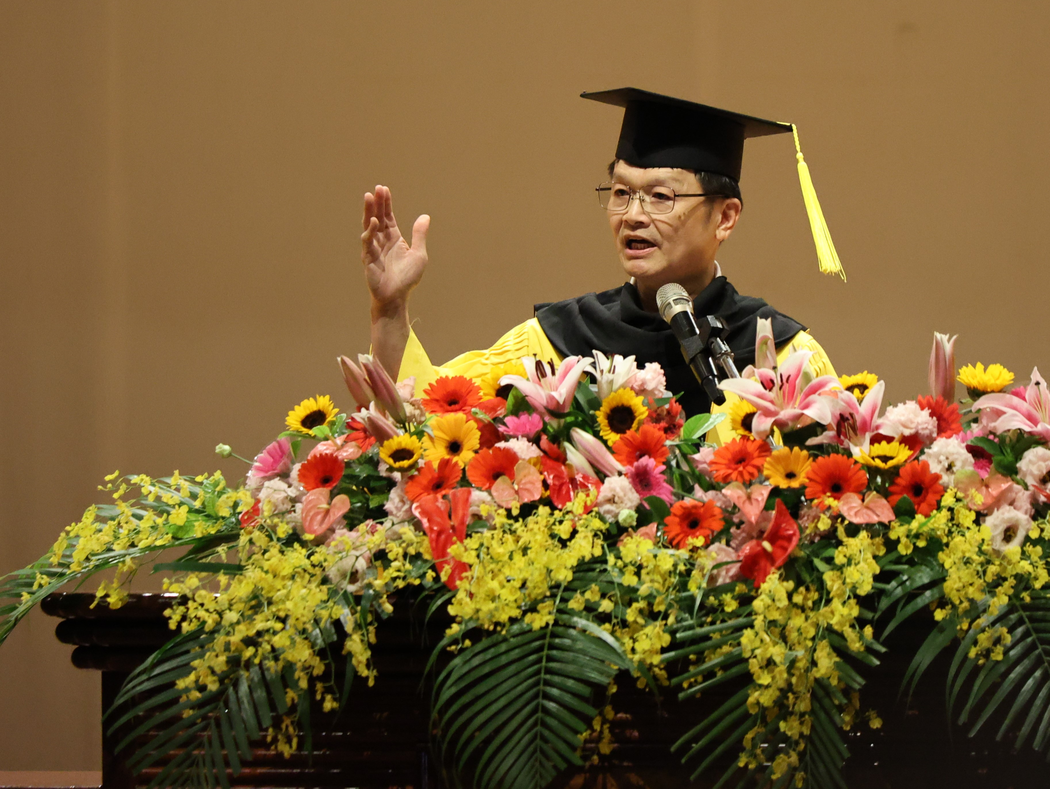 NCYU President Han Chien Lin delivered a congratulatory speech to the graduating students. 