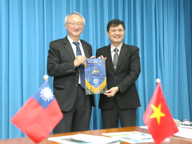 嘉大艾群校長(左)致贈禮物予農林大學副校長Dr. Nguyen Tat Toan(右)
