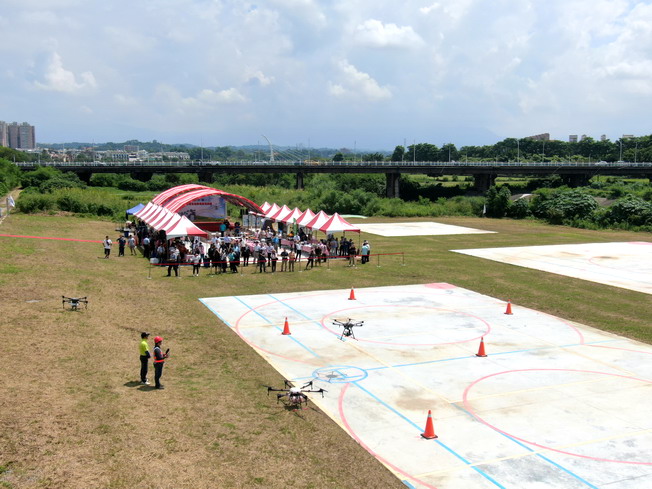 台灣福爾摩沙無人飛行器協會張政雄理事長進行搖控無人機術科考照飛行示範