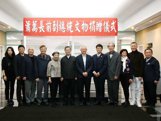 A group photo of Former Vice President Vincent Siew, NCYU President Chyung Ay and the honored guests.