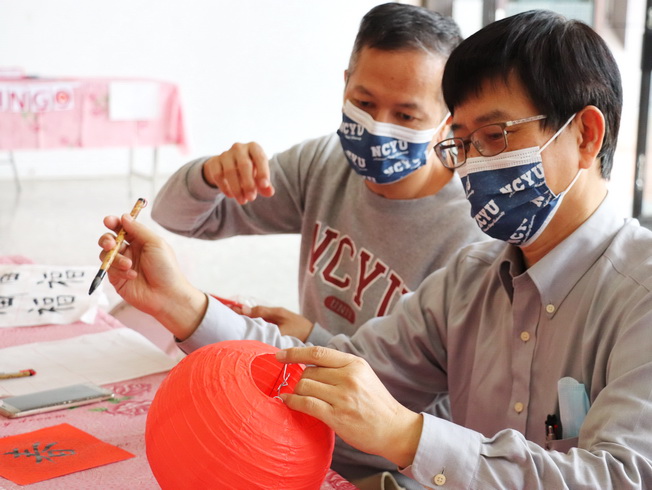 李瑜章教授與學生一起參與彩繪燈籠活動。（照片由主辦單位提供)