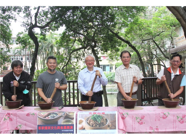 A group photo of NCYU Alumnus Hsu Chih Yuan (second from left), President Chyung Ay (middle) and teachers making Lei Cha 
