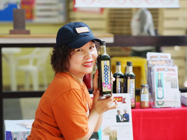 Chu Shu-Lin, Manager of the NCYU Worker Cooperative, promoted the newly released NCYU Low-sodium Soy Sauce.