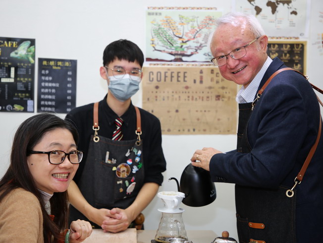 President Chyung Ay made drip coffee for his wife to taste.