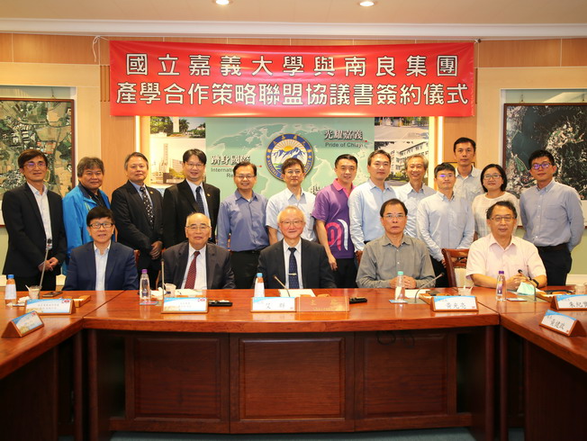A group photo of top supervisors of NCYU led by President Chyung Ay (middle), and CEO Shao Ten-Po (second from left) and Zhang Ming (first from left), Deputy CEO of the General Administration Office from Nam Liong Group