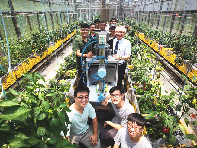  The team led by Chyung Ay, Professor of the Department of Biomechatronic Engineering, developed the Sweet Pepper Plant Protection Robot. Using AI deep learning, complete with the six-axis robotic arm and neural network system, the robot can accurately apply pesticides to serve the agricultural industry. 