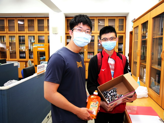 活動第1天學生帶著廢電池換取所需用品。