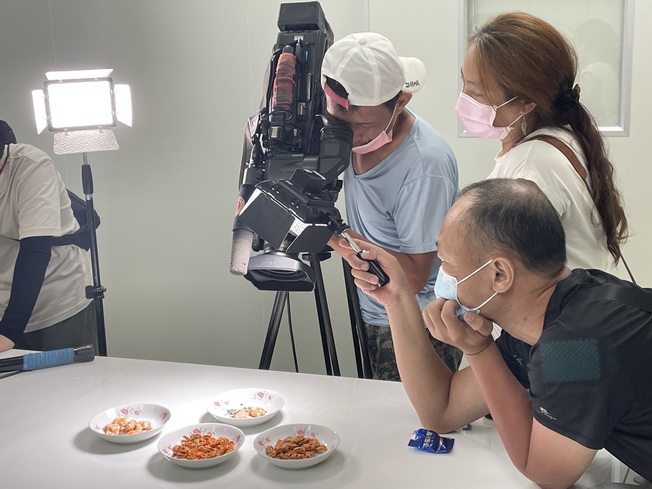 《草地狀元》攝影團隊拍攝不同方式處理成的乾燥蝦特寫。(照片由受訪單位提供)