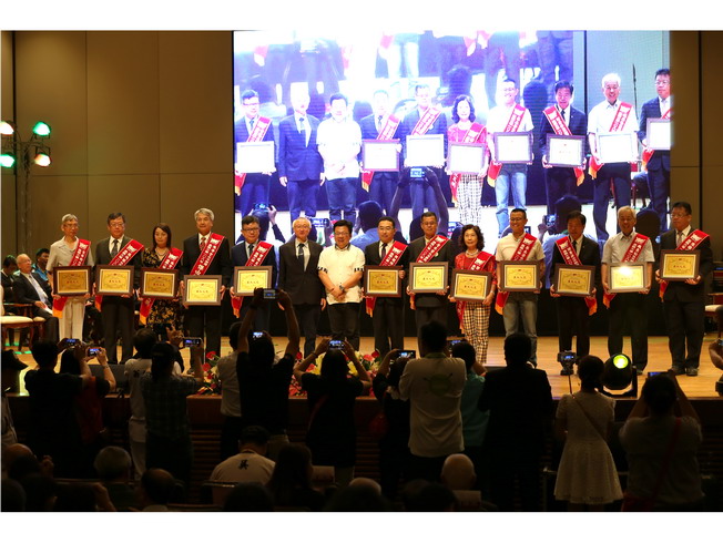 A group photo of NCYU President Chyung Ay and winners of the Distinguished Alumni Award