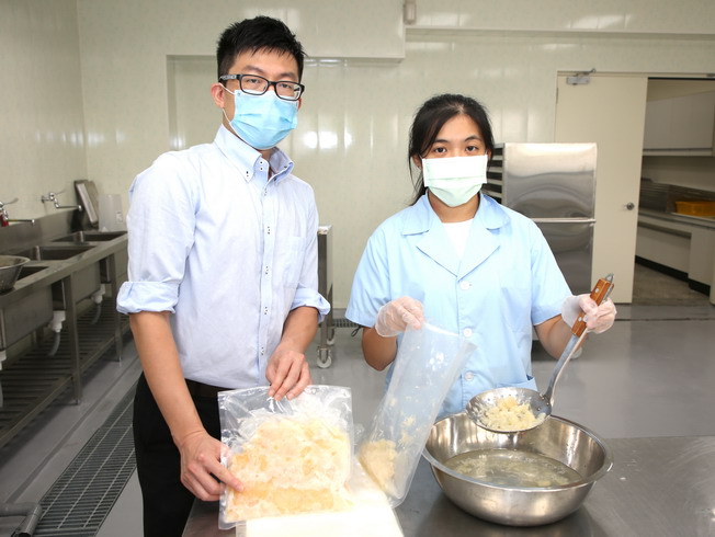  Assistant Prof. Wen-Chang Chang (left) created a preservation technology for pomelo pulp as raw material by developing a formula to reduce bitterness and astringency of pomelos. 